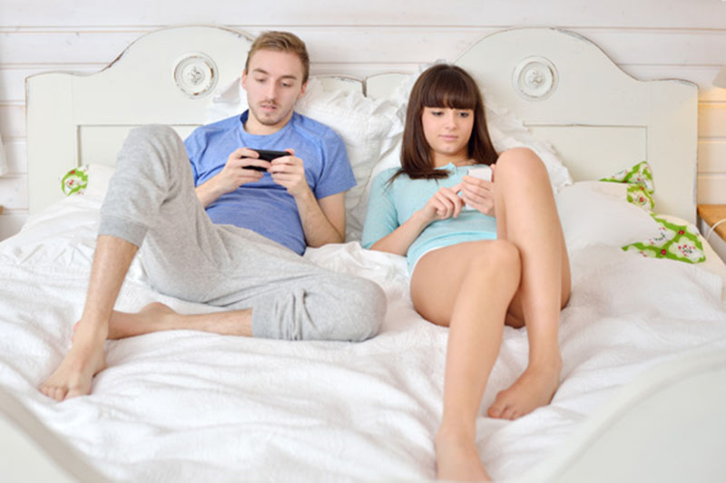 smartphone-au-lit-tue-vie-sexuelle