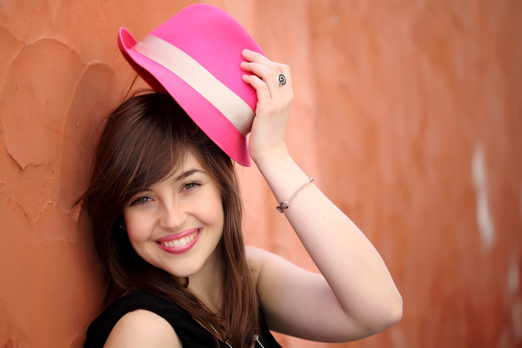 Ragazza con cappello rosa